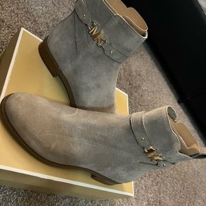 Women’s Michael kors ankle boots size 7 brand new never been worn